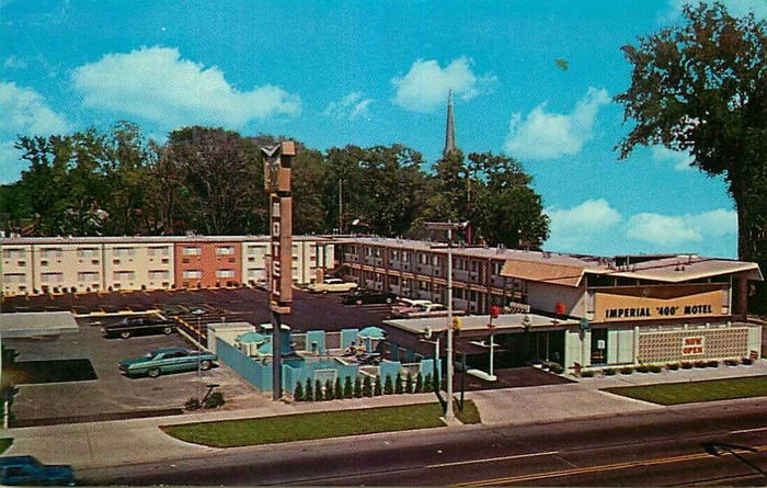 Imperial 400 Motel - Old Postcard Photo Of Saginaw Location (newer photo)